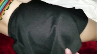 Spalna deviška šolarka sestra dobi svojo tesno rit s prsti